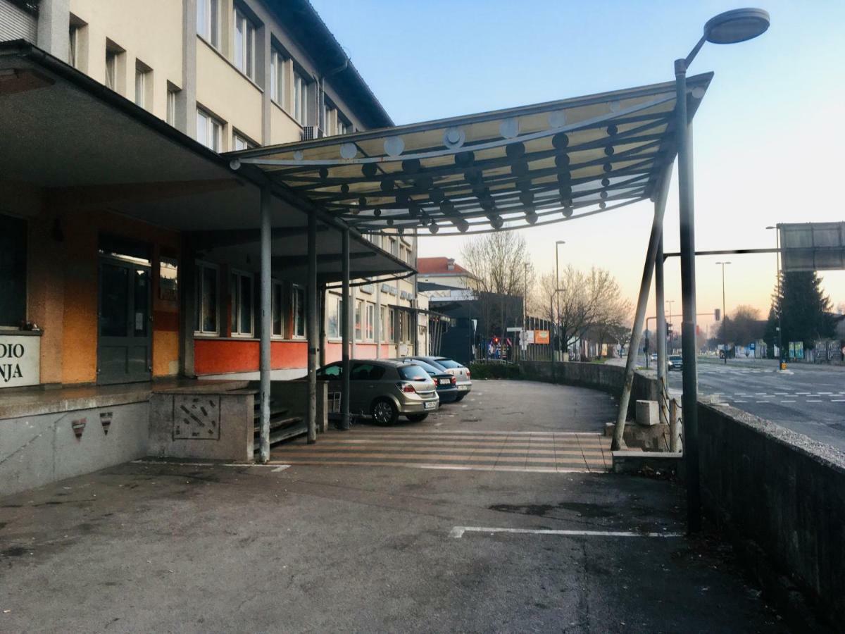 Cozy, Bright And Affordable Single Studio - Free Parking 卢布尔雅那 外观 照片